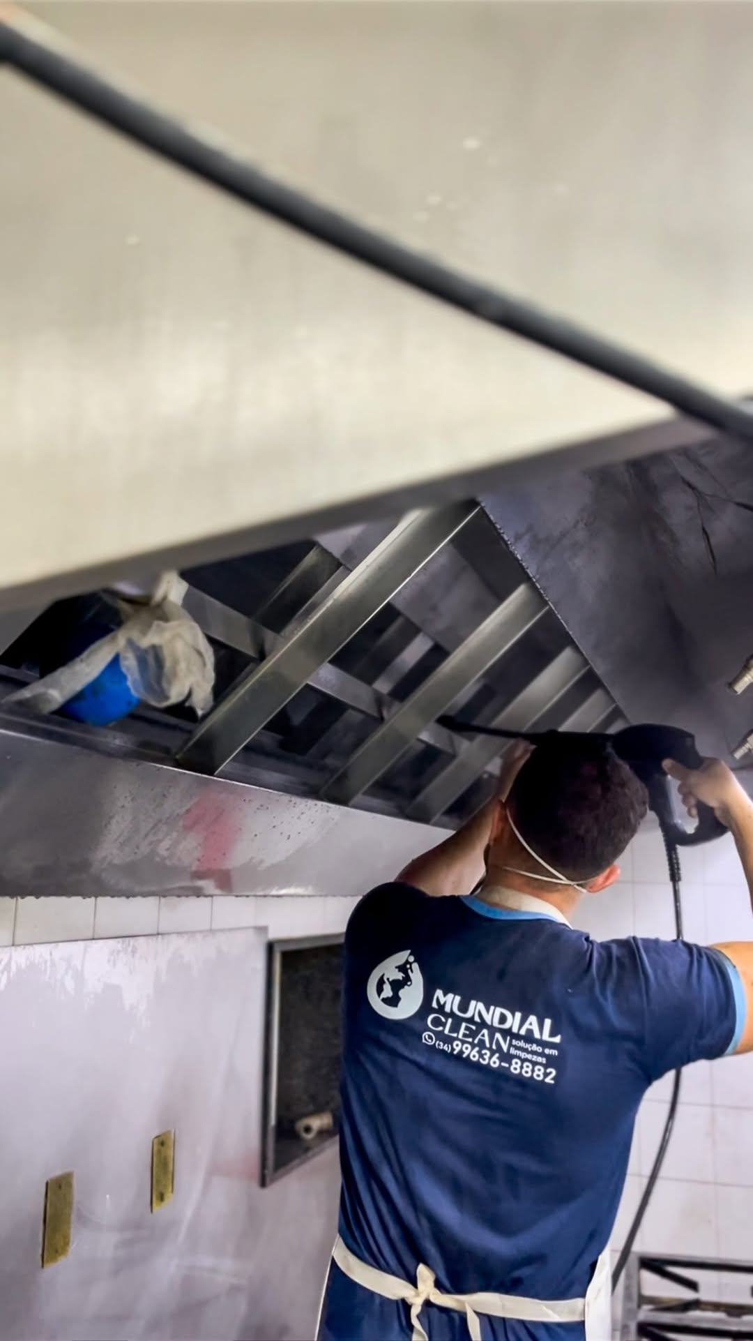 Dia de trabalho com limpeza profissional de coifas, com foco em proteção do ambiente.